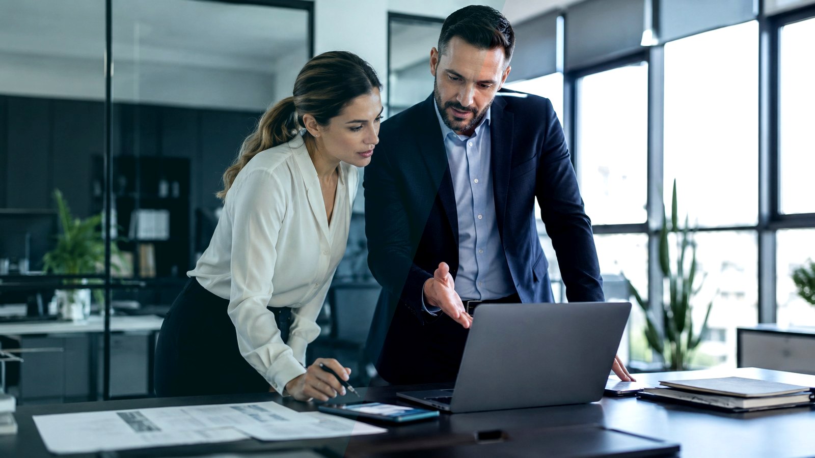 Professionnels analysant des documents dans un bureau